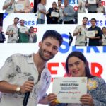 Antonio Andrés Rosello Instagram - Fui el presentador de un evento de 400 personas… Esta semana tuve el privilegio de ser el presentador de la convención nacional de RE/MAX Venezuela @remax.venezuela 👨‍👩‍👦‍👦 frente a sus brokers y agentes de todo el país. Fue un evento lleno de sorpresas, aprendizaje, charlas interesantes, baile, y alegría 🎉 Con temática de “Blue Jean” 👖 durante el día y de Gala enmascarada en la noche. 🎭 Gracias a mis amados padres por brindarme la confianza de este rol en tan importante evento de su trabajo y a todas las personas que conocí que me recibieron con los brazos abiertos y con tanto amor. ❤️ Aparte de moderar las charlas, presentar a los panelistas, e introducir las dinámicas, también me tocó dar una presentación y recitar al final un corrido Venezolano. 😮‍💨 No se crean, los nervios siempre están presentes pero se trata de transformarlos en un aliado para asegurarse que las cosas salgan aún mejor 🙌🏻😼 #remax #remaxvenezuela #modoconvención #lamastersepusocreativa #caracas #tvpresenter #presentador #convencionremax2022 #convencion #convención #convenciones #host #eventhost #presentadordeeventos #presentadordetv #presentadores #charla #charlas #gala #nochedegala Caracas, Venezuela