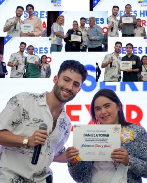 Antonio Andrés Rosello Instagram - Fui el presentador de un evento de 400 personas…

Esta semana tuve el privilegio de ser el presentador de la convención nacional de RE/MAX Venezuela @remax.venezuela 👨‍👩‍👦‍👦 frente a sus brokers y agentes de todo el país. 

Fue un evento lleno de sorpresas, aprendizaje, charlas interesantes, baile, y alegría 🎉 Con temática de “Blue Jean” 👖 durante el día y de Gala enmascarada en la noche. 🎭

Gracias a mis amados padres por brindarme la confianza de este rol en tan importante evento de su trabajo y a todas las personas que conocí que me recibieron con los brazos abiertos y con tanto amor. ❤️

Aparte de moderar las charlas, presentar a los panelistas, e introducir las dinámicas, también me tocó dar una presentación y recitar al final un corrido Venezolano. 😮‍💨

No se crean, los nervios siempre están presentes pero se trata de transformarlos en un aliado para asegurarse que las cosas salgan aún mejor 🙌🏻😼

#remax #remaxvenezuela #modoconvención #lamastersepusocreativa #caracas #tvpresenter #presentador #convencionremax2022 #convencion #convención #convenciones #host #eventhost #presentadordeeventos #presentadordetv #presentadores #charla #charlas #gala #nochedegala