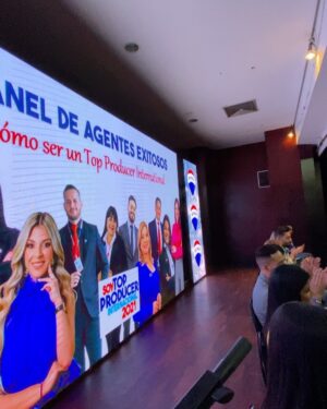 Antonio Andrés Rosello Instagram - Fui el presentador de un evento de 400 personas…

Esta semana tuve el privilegio de ser el presentador de la convención nacional de RE/MAX Venezuela @remax.venezuela 👨‍👩‍👦‍👦 frente a sus brokers y agentes de todo el país. 

Fue un evento lleno de sorpresas, aprendizaje, charlas interesantes, baile, y alegría 🎉 Con temática de “Blue Jean” 👖 durante el día y de Gala enmascarada en la noche. 🎭

Gracias a mis amados padres por brindarme la confianza de este rol en tan importante evento de su trabajo y a todas las personas que conocí que me recibieron con los brazos abiertos y con tanto amor. ❤️

Aparte de moderar las charlas, presentar a los panelistas, e introducir las dinámicas, también me tocó dar una presentación y recitar al final un corrido Venezolano. 😮‍💨

No se crean, los nervios siempre están presentes pero se trata de transformarlos en un aliado para asegurarse que las cosas salgan aún mejor 🙌🏻😼

#remax #remaxvenezuela #modoconvención #lamastersepusocreativa #caracas #tvpresenter #presentador #convencionremax2022 #convencion #convención #convenciones #host #eventhost #presentadordeeventos #presentadordetv #presentadores #charla #charlas #gala #nochedegala