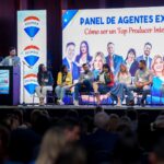 Antonio Andrés Rosello Instagram - Fui el presentador de un evento de 400 personas… Esta semana tuve el privilegio de ser el presentador de la convención nacional de RE/MAX Venezuela @remax.venezuela 👨‍👩‍👦‍👦 frente a sus brokers y agentes de todo el país. Fue un evento lleno de sorpresas, aprendizaje, charlas interesantes, baile, y alegría 🎉 Con temática de “Blue Jean” 👖 durante el día y de Gala enmascarada en la noche. 🎭 Gracias a mis amados padres por brindarme la confianza de este rol en tan importante evento de su trabajo y a todas las personas que conocí que me recibieron con los brazos abiertos y con tanto amor. ❤️ Aparte de moderar las charlas, presentar a los panelistas, e introducir las dinámicas, también me tocó dar una presentación y recitar al final un corrido Venezolano. 😮‍💨 No se crean, los nervios siempre están presentes pero se trata de transformarlos en un aliado para asegurarse que las cosas salgan aún mejor 🙌🏻😼 #remax #remaxvenezuela #modoconvención #lamastersepusocreativa #caracas #tvpresenter #presentador #convencionremax2022 #convencion #convención #convenciones #host #eventhost #presentadordeeventos #presentadordetv #presentadores #charla #charlas #gala #nochedegala Caracas, Venezuela