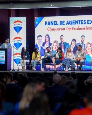 Antonio Andrés Rosello Instagram - Fui el presentador de un evento de 400 personas…

Esta semana tuve el privilegio de ser el presentador de la convención nacional de RE/MAX Venezuela @remax.venezuela 👨‍👩‍👦‍👦 frente a sus brokers y agentes de todo el país. 

Fue un evento lleno de sorpresas, aprendizaje, charlas interesantes, baile, y alegría 🎉 Con temática de “Blue Jean” 👖 durante el día y de Gala enmascarada en la noche. 🎭

Gracias a mis amados padres por brindarme la confianza de este rol en tan importante evento de su trabajo y a todas las personas que conocí que me recibieron con los brazos abiertos y con tanto amor. ❤️

Aparte de moderar las charlas, presentar a los panelistas, e introducir las dinámicas, también me tocó dar una presentación y recitar al final un corrido Venezolano. 😮‍💨

No se crean, los nervios siempre están presentes pero se trata de transformarlos en un aliado para asegurarse que las cosas salgan aún mejor 🙌🏻😼

#remax #remaxvenezuela #modoconvención #lamastersepusocreativa #caracas #tvpresenter #presentador #convencionremax2022 #convencion #convención #convenciones #host #eventhost #presentadordeeventos #presentadordetv #presentadores #charla #charlas #gala #nochedegala
