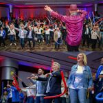 Antonio Andrés Rosello Instagram - Fui el presentador de un evento de 400 personas… Esta semana tuve el privilegio de ser el presentador de la convención nacional de RE/MAX Venezuela @remax.venezuela 👨‍👩‍👦‍👦 frente a sus brokers y agentes de todo el país. Fue un evento lleno de sorpresas, aprendizaje, charlas interesantes, baile, y alegría 🎉 Con temática de “Blue Jean” 👖 durante el día y de Gala enmascarada en la noche. 🎭 Gracias a mis amados padres por brindarme la confianza de este rol en tan importante evento de su trabajo y a todas las personas que conocí que me recibieron con los brazos abiertos y con tanto amor. ❤️ Aparte de moderar las charlas, presentar a los panelistas, e introducir las dinámicas, también me tocó dar una presentación y recitar al final un corrido Venezolano. 😮‍💨 No se crean, los nervios siempre están presentes pero se trata de transformarlos en un aliado para asegurarse que las cosas salgan aún mejor 🙌🏻😼 #remax #remaxvenezuela #modoconvención #lamastersepusocreativa #caracas #tvpresenter #presentador #convencionremax2022 #convencion #convención #convenciones #host #eventhost #presentadordeeventos #presentadordetv #presentadores #charla #charlas #gala #nochedegala Caracas, Venezuela
