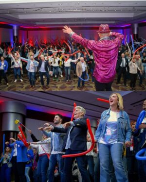 Antonio Andrés Rosello Instagram - Fui el presentador de un evento de 400 personas…

Esta semana tuve el privilegio de ser el presentador de la convención nacional de RE/MAX Venezuela @remax.venezuela 👨‍👩‍👦‍👦 frente a sus brokers y agentes de todo el país. 

Fue un evento lleno de sorpresas, aprendizaje, charlas interesantes, baile, y alegría 🎉 Con temática de “Blue Jean” 👖 durante el día y de Gala enmascarada en la noche. 🎭

Gracias a mis amados padres por brindarme la confianza de este rol en tan importante evento de su trabajo y a todas las personas que conocí que me recibieron con los brazos abiertos y con tanto amor. ❤️

Aparte de moderar las charlas, presentar a los panelistas, e introducir las dinámicas, también me tocó dar una presentación y recitar al final un corrido Venezolano. 😮‍💨

No se crean, los nervios siempre están presentes pero se trata de transformarlos en un aliado para asegurarse que las cosas salgan aún mejor 🙌🏻😼

#remax #remaxvenezuela #modoconvención #lamastersepusocreativa #caracas #tvpresenter #presentador #convencionremax2022 #convencion #convención #convenciones #host #eventhost #presentadordeeventos #presentadordetv #presentadores #charla #charlas #gala #nochedegala