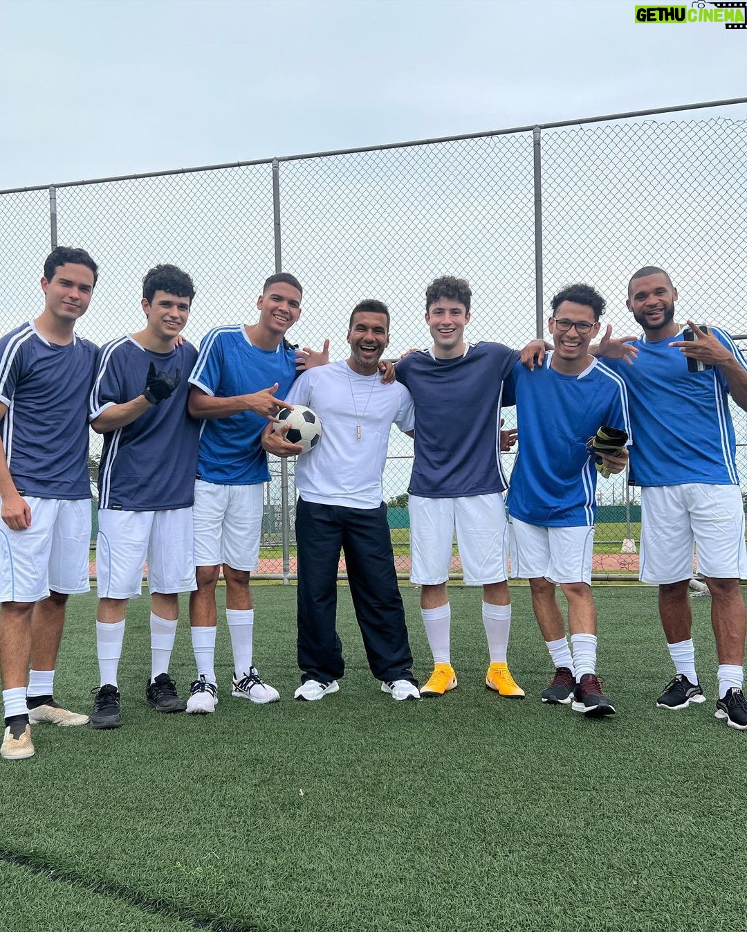 Antonio Andrés Rosello Instagram - Hoy mi yo de 9 años estaría orgulloso… 🎞 #BTS de “No Somos Iguales” uno de los mejores guiones en los que he trabajado y un proyecto que me brindó la oportunidad de unir mis dos grandes pasiones, la actuación y el futbol. ⚽️❤️🎥 Esta producción, salir de tener Covid 🤒, y estar a punto de mudarme de país me ha tenido desaparecido, pero pronto les cuento todo. ✈️ Los tqm ❤️🔥 Parte del equipazo de la producción: “No Somos Iguales” Dir: @itsjjcastle AD: @biancaabril Prod. Exc: @afunyau Loc. Mngr/ Prod. Campo: @isbdegracia Prod. Coordinator: @ellie_rodri DP: @miguegonzalez19 Focus Puller: @stefany.lrb Grip: @jc.arcas.29 DIT: @arnoldocarrasquero Sonido: @elpailazo Makeup: @genesisvch12 Vestuario: @wladymir05 Art Director: @marjoriediazov Art Asst: @jariaschery PA: @nocturnelion PA: @marylulu_z #acting #actuacion #cine #futbol #behindthescenes #behindthescene #behindthescenes🎬 #detrasdecamaras #actordecine #detrásdecámaras #cinepanama #cinepanameño #actorvenezolano #detrasdecamara #actorlatino #cinelatino #cinedeporte #vidadeactor #actorlife