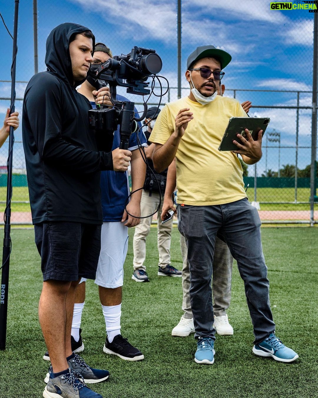 Antonio Andrés Rosello Instagram - Hoy mi yo de 9 años estaría orgulloso… 🎞 #BTS de “No Somos Iguales” uno de los mejores guiones en los que he trabajado y un proyecto que me brindó la oportunidad de unir mis dos grandes pasiones, la actuación y el futbol. ⚽️❤️🎥 Esta producción, salir de tener Covid 🤒, y estar a punto de mudarme de país me ha tenido desaparecido, pero pronto les cuento todo. ✈️ Los tqm ❤️🔥 Parte del equipazo de la producción: “No Somos Iguales” Dir: @itsjjcastle AD: @biancaabril Prod. Exc: @afunyau Loc. Mngr/ Prod. Campo: @isbdegracia Prod. Coordinator: @ellie_rodri DP: @miguegonzalez19 Focus Puller: @stefany.lrb Grip: @jc.arcas.29 DIT: @arnoldocarrasquero Sonido: @elpailazo Makeup: @genesisvch12 Vestuario: @wladymir05 Art Director: @marjoriediazov Art Asst: @jariaschery PA: @nocturnelion PA: @marylulu_z #acting #actuacion #cine #futbol #behindthescenes #behindthescene #behindthescenes🎬 #detrasdecamaras #actordecine #detrásdecámaras #cinepanama #cinepanameño #actorvenezolano #detrasdecamara #actorlatino #cinelatino #cinedeporte #vidadeactor #actorlife