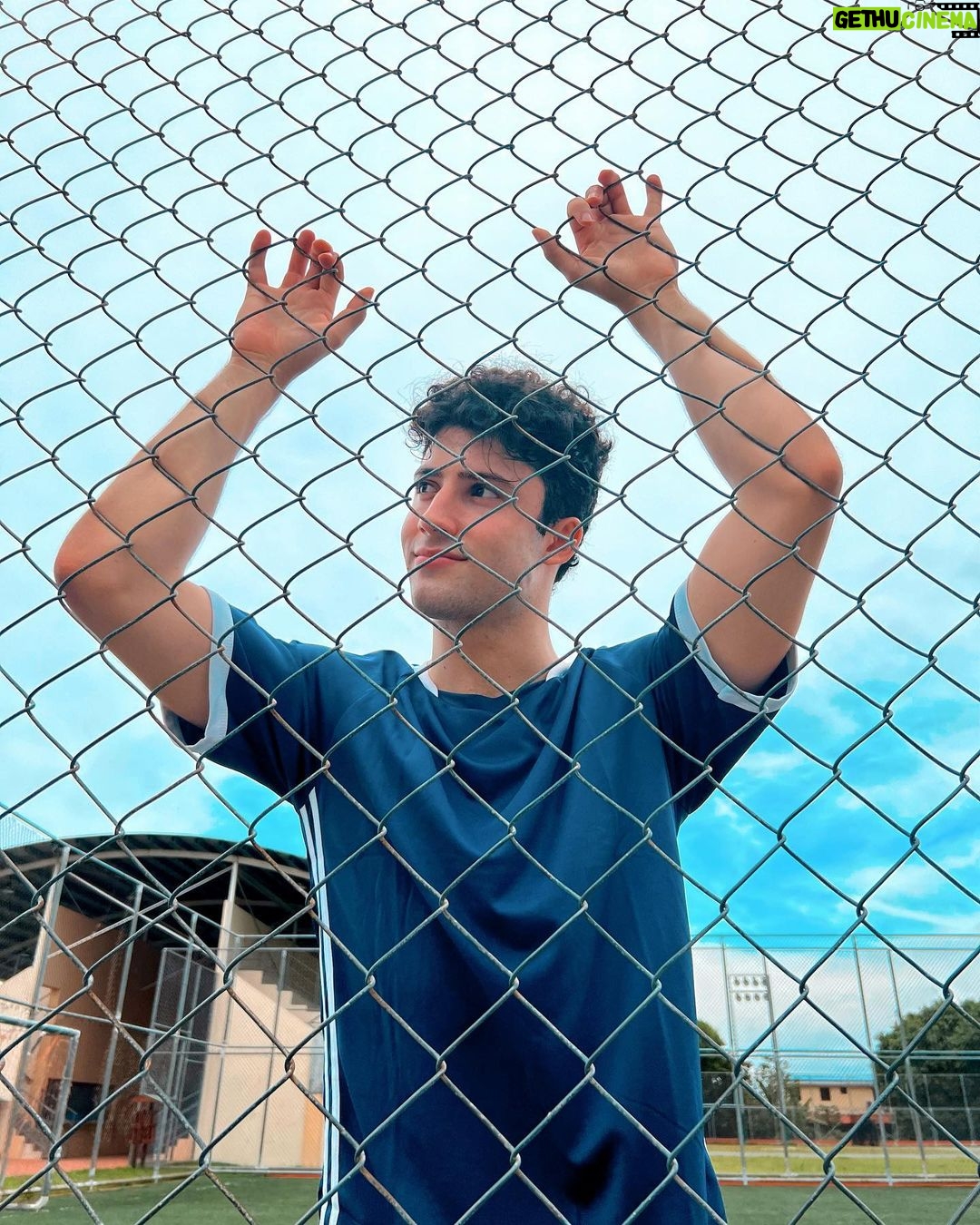 Antonio Andrés Rosello Instagram - Hoy mi yo de 9 años estaría orgulloso… 🎞 #BTS de “No Somos Iguales” uno de los mejores guiones en los que he trabajado y un proyecto que me brindó la oportunidad de unir mis dos grandes pasiones, la actuación y el futbol. ⚽️❤️🎥 Esta producción, salir de tener Covid 🤒, y estar a punto de mudarme de país me ha tenido desaparecido, pero pronto les cuento todo. ✈️ Los tqm ❤️🔥 Parte del equipazo de la producción: “No Somos Iguales” Dir: @itsjjcastle AD: @biancaabril Prod. Exc: @afunyau Loc. Mngr/ Prod. Campo: @isbdegracia Prod. Coordinator: @ellie_rodri DP: @miguegonzalez19 Focus Puller: @stefany.lrb Grip: @jc.arcas.29 DIT: @arnoldocarrasquero Sonido: @elpailazo Makeup: @genesisvch12 Vestuario: @wladymir05 Art Director: @marjoriediazov Art Asst: @jariaschery PA: @nocturnelion PA: @marylulu_z #acting #actuacion #cine #futbol #behindthescenes #behindthescene #behindthescenes🎬 #detrasdecamaras #actordecine #detrásdecámaras #cinepanama #cinepanameño #actorvenezolano #detrasdecamara #actorlatino #cinelatino #cinedeporte #vidadeactor #actorlife