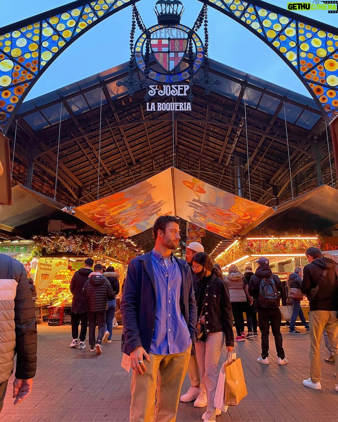 Antonio Andrés Rosello Instagram - Extrañando momentos por Barcelona, Madrid y Valencia… #TB de Diciembre 2021 volviendo a visitar Madrid y conociendo las BELLEZAS de Barcelona y Valencia 🇪🇸🤩 ¿Conoces alguna de estas ciudades? Y si no, ¿cual de las 3 te gustaría conocer? 🌎🇪🇸✈️ #visitspain #travelspain #spainlove #turismoespaña #spaintourism #spain_vacations #pueblodeespaña #unlimitedspain #livelovespain #lifeofspain #incrediblespain #barcelona #topbarcelonaphoto #incrediblebarcelona #visitaespaña #visitamadrid #visitavalencia #madrid #valencia #turismo #turismomadrid #turismoespaña #turismobarcelona #turismovalencia #travelblogger #travelandlife #travelblog #travellife #travellifestyle #viajesporespaña España