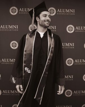 Antonio Andrés Rosello Instagram - Yyy claro no podían faltar las fotos de graduación 🎓

Graduado de Marketing con énfasis en Cine y énfasis en Humanidades de @floridastateuniversity 📊🎥🎭

Gracias a mi familia querida y amigos que me pudieron acompañar, y los que no que aún así me envian su cariño. ❤️

Agradecido con mi pana @rafinha.90 por capturar este momento tan especial 📸

Conecten abajo con personas de sus mismos intereses! Comenta qué estas estudiando / qué quieres estudiar / o de qué te graduaste para que se conozcan, uno nunca sabe las vueltas que da la vida 🙌🏻👀🎓

Finalmente, gracias a todas las personas que me apoyan y han seguido mi crecimiento a lo largo de los años. Ustedes me motivan a dar lo mejor de mi y espero poder provocarles lo mismo ❤️‍🔥

A mis padres, ni hablar, soy lo que soy gracias a ustedes. Los amo infinito infinitamente. 

¡Este es sólo el comienzo, al ataque!

#GraduaciónFSU #CineYHumanidades #FSUGrad #ActorDeCine #CineLatinoamericano #GraduadosFSU #FSUAlumni #ÉxitoAcadémico #Latinoamérica #CineastaEnFormación #LogrosPersonales #FSU2023 #CineYArte #MujeresLatinas #TalentoLatino #FloridaStateUniversity #OrgulloFSU #CineUniversitario #ActorLatino #EducaciónSuperior #Graduación2023 #CineYCultura #FSUNoles #ArteYHumanidades #CarreraActoral #CelebraciónDeLogros #DiplomaEnMano #PróximoCapítulo #ExperienciaUniversitaria #MetasCumplidas
