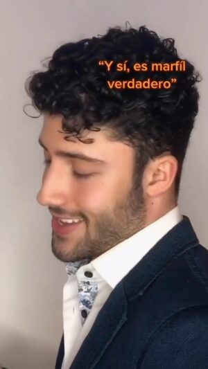 Antonio Andrés Rosello Instagram - POV: Te obligan a casarte con un principe y te están dando un tour del palacio… 

A tí, si te obligan a casarte con alguien, ¿te casas o no te casas? #acting #actuacion #bridgerton #pov