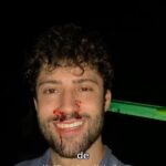 Antonio Andrés Rosello Instagram - “𝐇𝐮𝐠𝐠𝐢𝐧’ 𝐌𝐨𝐥𝐥𝐲” - Mi primer rol principal en una película en mi primera película en Estados Unidos 🇺🇸🎬 1 mes de grabación, presupuesto limitado, luchando contra la naturaleza en medio del bosque, pero sacamos adelante una película genuinamente espeluznante. Muy afortunado de haber conocido a este grupo de cineastas apasionados que me acogieron como uno de ellos y me tuvieron tanta confianza. Se que hice amigos de por vida. ❤️ 🇺🇸: I’m very lucky to have found this group of passionate filmmakers that opened their arms to me and trusted me so much. I know I made friends for life. ❤️ Ahorita en post-producción y ya tenemos a varias plataformas interesadas. Veremos a dónde nos lleva el viento... 🎥 🎞 Para que sepan, el toque latino comparando a la bruja de Alabama “Huggin’ Molly” con “La Llorona” quedó en la película. Y ese toque se lo dí yo 😜 Representing de latinoamerica pal mundo beibe 😘 Espérenla pronto... Comenten si quieren verla y si son fan de las películas de terror 👀 #hugginmolly #peliculadeterror #cine #pelicula #detrasdecamara #detrasdeescena #actor #actorlatino #latinosenhollywood #cinedeterror #detrasdecamaras #huggin’molly