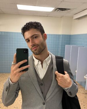 Antonio Andrés Rosello Instagram - Selfies en el baño no hacen daño…

A un mes de graduarme de la universidad y me muero de emoción. 

No sé como pasó el tiempo tan rápido. 

¿Ustedes también se toman selfies en el baño que no suben a ninguna parte?

#bathroomselfie #selfiedebaño #selfiebaño #suit #traje #trajeycorbata #meninsuit #maninsuit