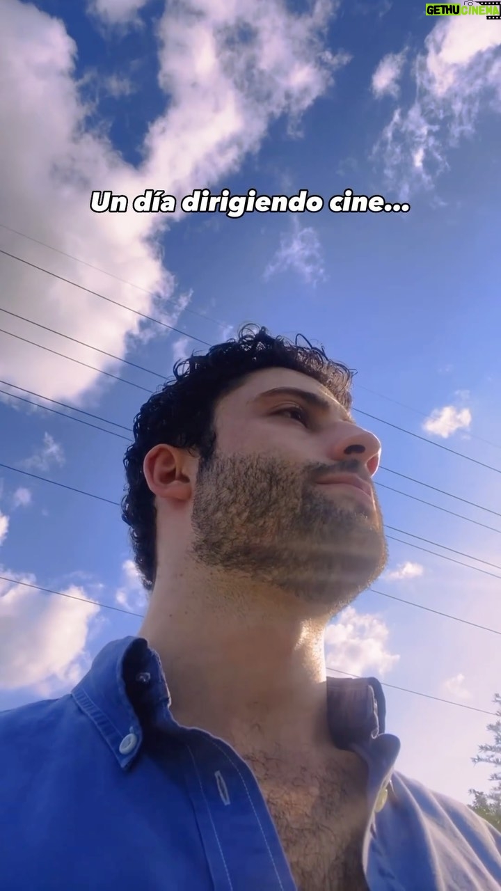 Antonio Andrés Rosello Instagram - ¡Dirigí un cortometraje! 🎥 Presentándoles “A Tune to Die For” (Una Melodía para Morirse) Un proyecto express para una de mis clases de la U 🎓 En 24 horas lo escribí, conseguí a mis actores @bigfootanon @aqua.tarkus, crew y equipo con la ayuda de @boardgamephoto / @shutterpopphoto como mi Director de Fotografía y Editor y para esa misma noche ya teníamos el corte final del cortometraje. Fue un corto de terror/comedia 🩸 Una locura organizar todo en tan poco tiempo y aunque aún me falta mucho por aprender como director y escritor, me enorgullece el resultado. Hace 6 años que no dirigía un cortometraje, el último fue cuando estaba aún en la escuela 😮💨 y fue una experiencia muy enriquecedora. Como actor, me permitió entender mejor el proceso de los directores y todas sus responsabilidades. Piensan en 20 cosas a la vez 🤯 Mis respetos a todos ellos y espero volver a dirigir pronto. 🙌🏻🎬 #director #cine #cineasta #directordecine #directoresdecine #detrasdecamaras #vidaenset #detrasdecamarasset #setdecine #cinelatino #directorlatino #cinecentroamerica #cinelatinoamericano #cinelatinousa