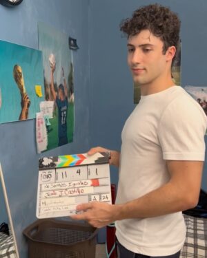 Antonio Andrés Rosello Instagram - ¡TENEMOS POSTER! Acá los 3 posters de “No Somos Iguales” proyecto que grabamos en Julio del año pasado y que pronto empieza su viaje de festivales 🌎🎞️🎥

Emocionado de formar parte de esta historia inspiradora acerca de ser fiel a uno mismo ❤️‍🔥

A todo el cast y crew, los quiero mucho 🫶🏻

@andrutunes @mikepm6 @maragonch @soyguillermovergara 

@carlos_hernandez_reyes que me ayudó a sacar los números musicales 😮‍💨

Dir: @itsjjcastle 
AD: @biancaabril 
Prod. Exc: @afunyau 
Loc. Mngr/ Prod. Campo: @isbdegracia 
Prod. Coordinator: @ellie_rodri 
DP: @miguegonzalez19 
Focus Puller: @stefany.lrb 
Grip: @jc.arcas.29 
DIT: @arnoldocarrasquero 
Sonido: @elpailazo 
Makeup: @genesisvch12 
Vestuario: @wladymir05 
Art Director: @marjoriediazov 
Art Asst: @jariaschery 
PA: @nocturnelion 
PA: @marylulu_z 

Muy pronto…

#actuacion #cine #film #cinelatino #actorlatino #postercine #posterdecine #estrenocine #estrenomundial #actorlatino #cinelatinoamericano #actorlatinoamericano #actorvenezolano #actormexicano #actorespanama #actoresdepanamá #actorpanameño #cinepanameño #cinedepanama #cinedepatio #posterdecine #postercine #prontoencines