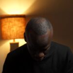 Antonio Dikele Distefano Instagram - ho sempre dato tantissimo agli altri. a volte che nemmeno in dieci vite. così presente da essere dato per scontato. non mi sono mai aspettato un grazie, un ti voglio bene si ma conoscendomi ne avrei fatto anche a meno. relazione tenute in piedi perché ero sempre io a scrivere, a proporre. ho la mia singolare capacità di non essere mai menzionato nei ringraziamenti, di essere dato per scontato come se altri potessero essere me in un attimo e sostituirmi. spesso quello che non mi fa andare avanti e non sapere il motivo. non capire se sono io a sbagliare o se semplicemente in loro qualcosa si è spento improvvisamente. persone che appena non è più stato conveniente starmi attorno sono sparite. penso che se mi hai detto delle cose, fatto promesse poi non puoi andartene come se nulla fosse. voler bene non vuol dire esserci ma proteggere . ora più che mai voglio tenermi al sicuro. Non ho grandi rimpianti, ma so per certo che a certe persone avrei dovuto dare di meno.