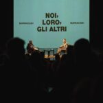 Antonio Dikele Distefano Instagram - Se mi avessero detto da ragazzino che avrei intervistato Marra a teatro davanti a 400 persone, non ci avrei mai creduto. É stato un momento incredibile, per me e per tutti quelli che sono venuti. La cosa più emozionante è stata la fine dell'evento, il pubblico al posto di chiedere foto o autografi ci ha ringraziato e questo per me vale tantissimo. Poter parlare di musica con Paola, Jacopo e Marz è qualcosa che non ha prezzo. Fabio come al solito ha parlato di tutto, senza problemi, della scena, del rap in generale, di cosa pensa delle nuove leve: Paky, Rondo, Babygang e dell'amore fraterno che prova per Gué. Ci ha spiegato come nella vita non si vince e non si perde, ognuno ha il suo percorso e non ha senso paragonarlo a quello degli altri. L'intervista sarà presto disponibile sul canale Youtube di Esse e spero possa essere la prima di tante altre. @essemagazine