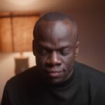 Antonio Dikele Distefano Instagram - È vero che stare da soli non è facile, ma è anche vero che la solitudine spesso aiuta ad accrescere la nostra autostima e la fiducia nei nostri mezzi, stare soli aiuta a conoscere molto meglio noi stessi e i nostri punti di forza. Dovremmo ritenerci la persona più importante della nostra vita e dimenticare il passato perché i ricordi hanno sempre torto. Molte persone identificano la felicità con l’avere una relazione, ma è un errore perché stare bene da soli non è una colpa. | @antoniodikeledistefano