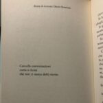 Antonio Dikele Distefano Instagram – il fatto è che ho sempre un casino in testa.
mi parlano e non ascolto neanche più. 
annuisco, sorrido ma non sento cosa mi stanno dicendo. al sushi filo mi ha chiesto “quante donne hai avuto?”, gli ho detto “poche” perché non mi è mai capitato di “avere” una persona, di sentirla parte di me, sentirla mia anche quando il cellulare è spento. le cose succedono e io non le voglio capire. le persone mi lasciano e non le voglio rincorrere. è successo anche con mamma, quando mi stava dicendo “addio” e io con il pallone in mano l’ho salutata come sempre. il fatto è che io ho sempre un casino in testa. sto sempre sulla difensiva e dimentico che l’abitudine a portare il coltello in tasca può spezzare una vita. è  ciò che provo per te che mi frega e se non mi frega, mi rallenta. perché noi invece che litigare non ci parliamo e ognuno va avanti con la sua vita. messaggiamo per ore, ci diciamo addio ma finché siamo online non ci crediamo fino in fondo. hai imparato cercando di starmi dietro che forse è meglio non innamorarsi di chi è variabile come il tempo, di chi non è sicuro di niente. e mi ritrovo ad essere insicuro di non farcela mentre verso un bicchiere d’acqua e talmente sono insicuro che l’acqua la verso in terra veramente.