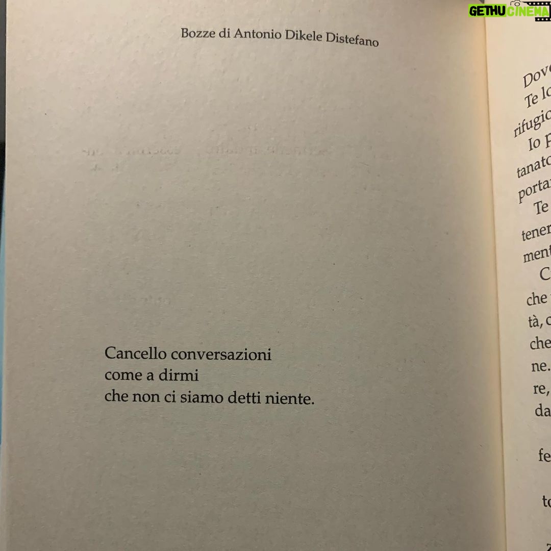 Antonio Dikele Distefano Instagram - il fatto è che ho sempre un casino in testa. mi parlano e non ascolto neanche più. annuisco, sorrido ma non sento cosa mi stanno dicendo. al sushi filo mi ha chiesto “quante donne hai avuto?”, gli ho detto “poche” perché non mi è mai capitato di "avere" una persona, di sentirla parte di me, sentirla mia anche quando il cellulare è spento. le cose succedono e io non le voglio capire. le persone mi lasciano e non le voglio rincorrere. è successo anche con mamma, quando mi stava dicendo “addio” e io con il pallone in mano l’ho salutata come sempre. il fatto è che io ho sempre un casino in testa. sto sempre sulla difensiva e dimentico che l’abitudine a portare il coltello in tasca può spezzare una vita. è ciò che provo per te che mi frega e se non mi frega, mi rallenta. perché noi invece che litigare non ci parliamo e ognuno va avanti con la sua vita. messaggiamo per ore, ci diciamo addio ma finché siamo online non ci crediamo fino in fondo. hai imparato cercando di starmi dietro che forse è meglio non innamorarsi di chi è variabile come il tempo, di chi non è sicuro di niente. e mi ritrovo ad essere insicuro di non farcela mentre verso un bicchiere d'acqua e talmente sono insicuro che l’acqua la verso in terra veramente.