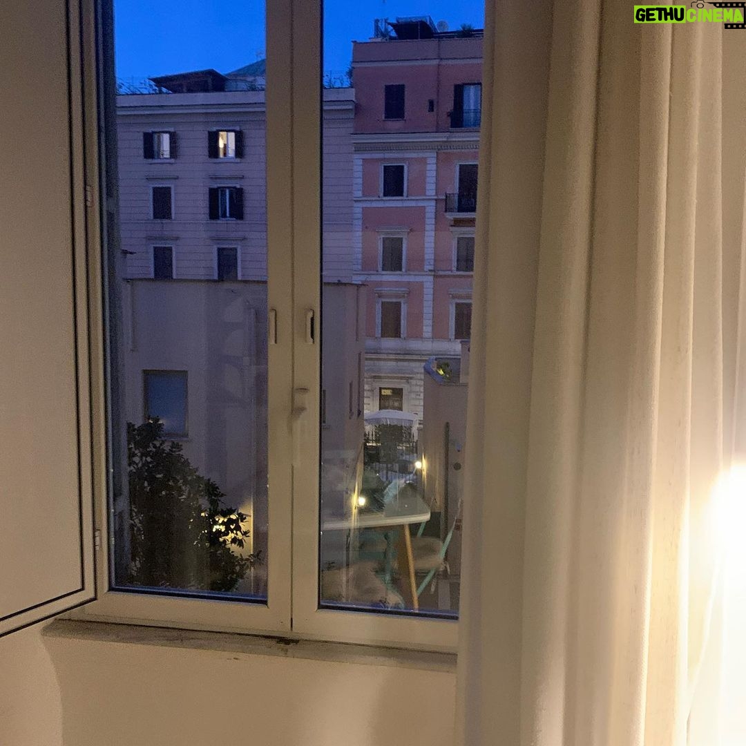 Antonio Dikele Distefano Instagram - dalla mia finestra non vedo roma. in giorni come questi penso che basterebbe una strada sul mare, quella pasticceria di lisbona che volevi tanto vedere. perché è andata così? anche cercarne continuamente il senso è diventato estremamente stancante. sono arrivato a credere di non andare bene, avere la certezza che situazioni come queste riguardino solo me. non mi hai più riscritto e ora so che i messaggi senza risposta, sono già un messaggio e soprattutto una risposta. hai rinunciato alla mia stanchezza, le mie indecisioni, i ritardi, i "non so" impantanati, al mio desiderio di andarmene da casa. dalla mia finestra non si capisce che è autunno, non si capisce che aspetto. oggi manchi ma quando c’eri avevo come la sensazione che fossi qui per ostacolarmi. mi cambiava la voce e tu dicevi sempre “lo dico per il tuo bene”. la tua capacità di ponderare le parole e di preferire, in alcuni casi, il silenzio. è un peccato non crederci più.