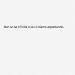 Antonio Dikele Distefano Instagram – Siamo stati le risposte che non vorresti sentire,
Siamo stati gli amori che finiscono senza parlarsi, che iniziano senza doversi spiegare.
Siamo state risate forzate per non pensare ai disastri, cerniere chiuse fino al collo, come abbracci per non pensare al freddo,
Siamo stati in silenzio, siamo stati un casino.
Il tuo profilo migliore era quello del cuore,
Il tuo profilo peggiore il tuo lato orgoglioso.
Siamo ciò che buttiamo via, il coraggio mancato di chi saremmo potuti essere.
Siamo stati l’ottimismo che ti dice che esiste un posto migliore, abbiamo sbagliato strada così tante volte che abbiamo smesso di ascoltare il cuore e ci siamo affidati ai cellulari, ai dubbi, ai conoscenti che ci dicevano che da soli stavano meglio, e noi abbiamo provato a capire se era vero e siamo stati stupidi.