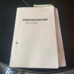 Antonio Dikele Distefano Instagram – Il mio ultimo romanzo “non ho mai avuto la mia età” uscirà in Francia il 7 Ottobre e si intitolerà “Invisible”.
Io devo continuare a guardare avanti perché la vita è bella. Devo ricordarmi che nonostante tutto io ce l’ho sempre fatta. 
Ci vediamo nelle librerie francesi. 
Grazie di tutto @martatreves