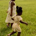 Antonio Dikele Distefano Instagram - Al parco giocavo con le mie sorelle. Martedì pomeriggio dopo scuola. Io che ero diverso l’ho imparato stando in mezzo agli altri. Ci guardavano con la coda dell’occhio le prime volte che sentivano il mio nome, quando la maestra o il medico facevano fatica a pronunciare quelle consonanti vicine e posavano l’accento sulla “e” sbagliata. Quando leggendo la città in cui ero nato, sorridendomi, mi dicevano “Ma allora sei italianissimo”, “Sei più italiano di me”. Come se attribuire una cittadinanza occidentale fosse un complimento. Come se dire davanti a tutti, con il sorriso stampato in volto, che non ero un africano, mi rendesse più normale. “Per loro l’Africa è un paese” diceva zio Eric. Quando penso a lui lo immagino sempre con una Guinnes in mano. Dimenticavano, mentre provavano a essere simpatici e amichevoli, che non spettava a loro dirmi chi fossi. Analizzavano le mie origini, il mio nome e il numero della mia generazione. “Io non sono niente” avrei voluto dirgli e quando rispondevo che non sapevo se sarei rimasto in Italia per sempre, si comportavano come se la cosa fosse giustificata. Un’idea di me stesso a quell’età non l’avevo ancora e avrei voluto trovare la forza di non voler a tutti i costi farmi accettare. Capire che potevo esistere anche senza il consenso del prossimo. Avere il coraggio di reggere la solitudine e urlare in faccia a questo Paese che anch’io non lo volevo, che il sentimento era reciproco. Lo spirito fascista italiano, quando mio padre si lamentava della sua condizione, gli ricordava che doveva essere contento di quello che aveva, che doveva stare al suo posto senza il diritto di pretendere. “Sei fortunato” avrebbero voluto urlargli in faccia quando mangiava nei loro ristoranti, quando cercava posto sui loro bus, mentre diceva ai suoi figli al parco che potevano correre quanto volevano ma di non andare oltre il recinto.