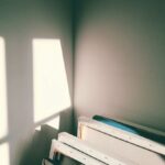 Antonio Dikele Distefano Instagram - avevo paura di innamorarmi di te e a volte la paura ti salva la vita. esserci sempre è impossibile, ma bisognerebbe farlo almeno quando serve. tu c’eri solo quando ti servivo. ieri ti ho chiesto di venire a riprendere i tuoi quadri ma non mi hai risposto. le mie paranoie del cazzo legate al fatto che le mie storie le vedevano poche persone. a te non fregava niente di instagram, di chi ero lì. continuavi a dirmi che a me non piaceva fare l’amore con te, che si capiva. non siamo mai stati pronti quando si trattava di arrendersi. scrivevo “ciao” e tu continuavi a porre domande. l’immagine di te di spalle che fumi fuori dalla finestra perché in camera non si poteva. niente mi fa più paura di sentirmi legato a qualcuno e poi vederlo diventare un estraneo di nuovo. volevi prenderlo in bocca prima di farlo e quando avevo sonno sapevi solo dirmi “e allora vai dalle tue amiche”. mi è appena venuta in mente una risposta bellissima a una discussione avuta un paio di mesi fa. sarebbe bastato dire “scusa”, anche solo scriverlo. mi dicono tutti che ancora ci somigliamo, che siamo fatti per stare insieme. tu sei come i tuoi quadri, che ho staccato dai muri di camera mia dopo che sei andata via. sei rimasta come i segni rettangolari lasciati sulle pareti.