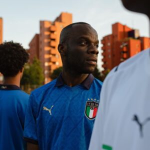 Antonio Dikele Distefano Instagram - ‘’Non esistono neri italiani’’. Me l’hanno detto molte volte, ma mai in faccia e mai con le parole. Me lo hanno detto con il loro corpo, con i loro sguardi, con la loro mimica, con le loro reazioni quando alla domanda ‘’dove sei nato?’’ rispondevo ‘’Busto Arsizio’’.
Lo capisci quando qualcuno pensa che non esistono neri italiani. Ti puoi convincere di essere forte, ma certe cose minano le tue sicurezze, a prescindere dal tuo carattere e dalla tua capacità di fregartene. Da piccolo non riuscivo a tifare l’Italia. ho pensato che io non potevo riconoscermi in quei giocatori, in quella divisa. 
Tutto cambiò con Balotelli. La semifinale e quella incredibile doppietta. Esultai come un folle, una gioia che non si spiega, come se qualcuno mi avesse liberato di un peso. Ma durò poco, mesi. Davanti allo schermo, circondato da colori azzurri, tra le gente  mi domando io chi sono, noi chi siamo. E anche qui sono le emozioni a darmi risposta. Il goal di Locatelli dopo una corsa di 60 metri, quello di sinistro da 20 metri e la mia reazione ad ogni goal. Le emozioni di quel momento mi dicono qualcosa. Parole che per anni non sono stato in grado di decifrare. Mi guardo intorno ed è bello sentire che vogliamo tutti la stessa cosa. Uscirne vincenti. 
Se voglio vincere non devo più lottare affinché gli altri lo accettino, perché non c’è nulla da accettare. Le cose cambiano quando sei tu, in primis, ad accertarti e a definire chi sei e a chiamarti con le giuste parole. Se vogliamo vincere dobbiamo credere alla voce dentro di noi e continuare a sognare. Io per esempio sogno un’Italia che non guardi più al passato, ma che abbia la forza di determinarsi nel presente e nel futuro. Nel futuro dell’Italia spero che i miei nipoti saranno più forti di me. Che a quegli sguardi che dicono che non esistono neri italiani riusciranno ad avere la forza e la lucidità di dire ‘’Non è vero. Io lo sono’’. 
Forza Italia. Andiamo a vincere.
@pumafootball 
#onlyseegreat #adv