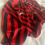 Antonio Dikele Distefano Instagram – tranne rare eccezioni usavi la maglia del milan per dormire. lo facevi perché mi infastidiva. leggevi libri mentre guardavo le partite. mi chiedevi di abbassare il volume, di non urlare, di non prendermela con biglia perché non verticalizzava mai. sorridevo perché non ci capivi niente. mi manchi quando mi nascondo dalle persone per poterle osservare, quando nello scontro con i miei malumori sento la necessità di trovare un centro, qualcuno a cui non devo spiegare le mie cicatrici e che verticalizzi. ho pianto perché di me non hai mai capito niente. ti veniva voglia di scopare e mi facevi un pompino. mi scrivevi di andare in bagno e in quelle cene tra ragazzi bianchi e noiosi dove ti divertivi sparivamo per qualche minuto. mi guardavi fisso negli occhi e io pensavo fossi mia. per poco credevo esistesse un “nostro”, un “noi. chissà quando sono diventato il ragazzo con cui fare tardi prima di uscire con un altro, prima di uscire con quelli che non conoscevo ma che per non so quale ragione preterivi a me. io ero quello dei consigli, dei problemi e delle soluzioni. quello che “tanto aspetta in macchina”. ero la risposta certa prima che cadesse la linea, il cellulare mai occupato. “mi fai entrare?”. tornavi quando ti sentivi sola, una troia, quando avevi bisogno di sentirti amata da qualcuno che ti amava davvero. dopo ogni ”basta” non ho saputo mettere un punto. sono sempre scivolato via, ho sempre avuto l’esigenza di spiegarmi meglio, di ascoltare tutte le tue versioni. io sono fatto così, non ho mai smesso di tornare a casa con le ginocchia sbucciate alla fine del giorno.