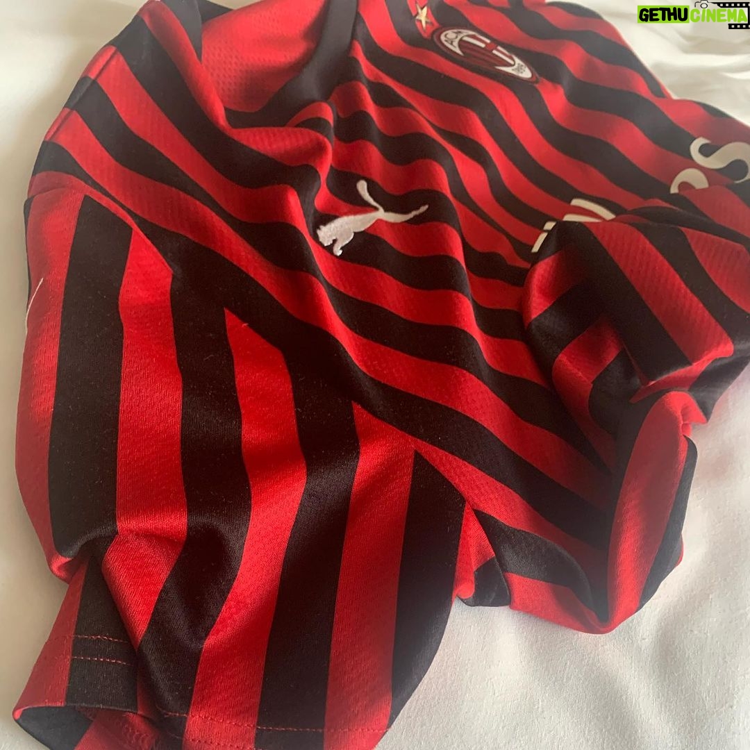 Antonio Dikele Distefano Instagram - tranne rare eccezioni usavi la maglia del milan per dormire. lo facevi perché mi infastidiva. leggevi libri mentre guardavo le partite. mi chiedevi di abbassare il volume, di non urlare, di non prendermela con biglia perché non verticalizzava mai. sorridevo perché non ci capivi niente. mi manchi quando mi nascondo dalle persone per poterle osservare, quando nello scontro con i miei malumori sento la necessità di trovare un centro, qualcuno a cui non devo spiegare le mie cicatrici e che verticalizzi. ho pianto perché di me non hai mai capito niente. ti veniva voglia di scopare e mi facevi un pompino. mi scrivevi di andare in bagno e in quelle cene tra ragazzi bianchi e noiosi dove ti divertivi sparivamo per qualche minuto. mi guardavi fisso negli occhi e io pensavo fossi mia. per poco credevo esistesse un “nostro”, un “noi. chissà quando sono diventato il ragazzo con cui fare tardi prima di uscire con un altro, prima di uscire con quelli che non conoscevo ma che per non so quale ragione preterivi a me. io ero quello dei consigli, dei problemi e delle soluzioni. quello che “tanto aspetta in macchina”. ero la risposta certa prima che cadesse la linea, il cellulare mai occupato. “mi fai entrare?”. tornavi quando ti sentivi sola, una troia, quando avevi bisogno di sentirti amata da qualcuno che ti amava davvero. dopo ogni ”basta” non ho saputo mettere un punto. sono sempre scivolato via, ho sempre avuto l’esigenza di spiegarmi meglio, di ascoltare tutte le tue versioni. io sono fatto così, non ho mai smesso di tornare a casa con le ginocchia sbucciate alla fine del giorno.