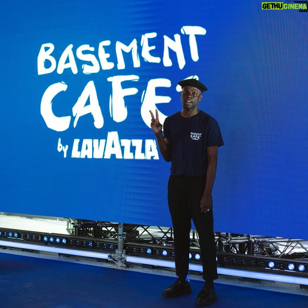 Antonio Dikele Distefano Instagram - Sul set della quarta stagione di Basement Café. @lavazzait continua a credere in questo pazzo progetto e spero che lo continuerà a fare nei prossimi anni. Anche quest’anno intervisto alcuni dei miei idoli da ragazzino. Non vedo l’ora che la vediate. Viva Basement Café.