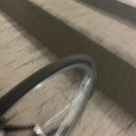 Antonio Dikele Distefano Instagram – mi manchi un po’ e non posso fartelo sapere.
mi hai fatto tornare a casa sulla mia bicicletta e questa volta eri tu a non volermi abbracciare, mi hai lasciato sul marciapiede come una sedia rotta senza chiamare nessuno per farla portare via. credevo avresti avuto la pazienza di ripararmi col tempo. ho fatto finta di niente e superando le auto parcheggiate ho iniziato a pedalare. ho subito ricordato la sensazione da cui mi ero promesso di non farmi travolgere ancora, la delusione, la stretta al cuore e la volontà di trattenere le lacrime mentre scappavo il più veloce possibile. 
mi sono sentito in colpa di nuovo, sbagliato per te, per le relazioni. che se finisce sempre tutto prima che possa iniziare é colpa mia e dei miei tempi. ti avevo scritto “e chi mi dice che poi non mi farai stare male?” per giustificare la mia apatia e potermi scusare se ti sentivi respinta. abbiamo parlato due lingue diverse fin da subito ma hai finto di capirmi. magari é colpa tua o soltanto mia.
mi ripetevi che io sono egoista e pensavo solamente a dirti quanto per me fosse difficile,  rifiutandomi di far andare le cose diversamente. ti odio perché io non ti andavo mai bene e il tuo bisogno di rimproverare l’hai scagliato contro la mia incapacità di sapermi esprimere. allora perché a me un po’ manchi? 
perché le cose che iniziano in modo difficile non possono continuare diversamente?