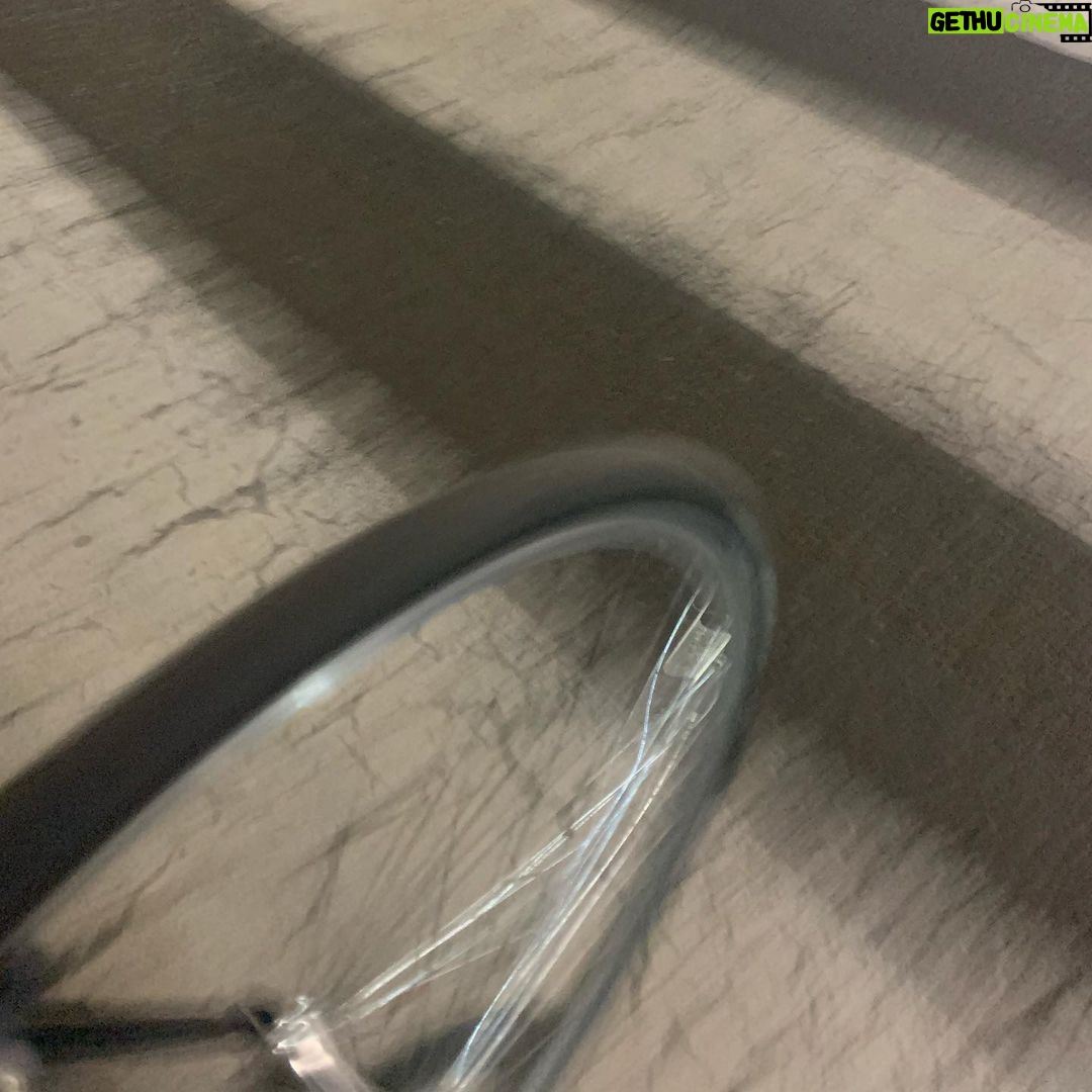 Antonio Dikele Distefano Instagram - mi manchi un po' e non posso fartelo sapere. mi hai fatto tornare a casa sulla mia bicicletta e questa volta eri tu a non volermi abbracciare, mi hai lasciato sul marciapiede come una sedia rotta senza chiamare nessuno per farla portare via. credevo avresti avuto la pazienza di ripararmi col tempo. ho fatto finta di niente e superando le auto parcheggiate ho iniziato a pedalare. ho subito ricordato la sensazione da cui mi ero promesso di non farmi travolgere ancora, la delusione, la stretta al cuore e la volontà di trattenere le lacrime mentre scappavo il più veloce possibile. mi sono sentito in colpa di nuovo, sbagliato per te, per le relazioni. che se finisce sempre tutto prima che possa iniziare é colpa mia e dei miei tempi. ti avevo scritto "e chi mi dice che poi non mi farai stare male?" per giustificare la mia apatia e potermi scusare se ti sentivi respinta. abbiamo parlato due lingue diverse fin da subito ma hai finto di capirmi. magari é colpa tua o soltanto mia. mi ripetevi che io sono egoista e pensavo solamente a dirti quanto per me fosse difficile, rifiutandomi di far andare le cose diversamente. ti odio perché io non ti andavo mai bene e il tuo bisogno di rimproverare l'hai scagliato contro la mia incapacità di sapermi esprimere. allora perché a me un po' manchi? perché le cose che iniziano in modo difficile non possono continuare diversamente?