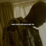 Antonio Dikele Distefano Instagram – non starò più male per te un giorno, sarai lontana, io sarò bello da non crederci e tu non crederai che mi sarò abituato a non averti al mio fianco. e anche se sei stata la sensazione che la vita ad un tratto avesse voluto restituirmi qualcosa, vedendoti non mi sentirò più in colpa, perché si sbaglia sempre e l’ho capito tardi. l’ho capito quando la gola cominciava a strozzarsi per le lacrime e piangere in silenzio faceva un immenso rumore di solitudine. non sai quanto avrei potuto darti se me l’avessi concesso. non sai quanto ci soffrivo quando t’interrompevi come se certe cose non potessi capirle. fare il possibile per non vederti sperando d’incontrarti, fare il possibile per dimenticarti sperando di fallire. non ti chiederò più scusa per errori che non ho fatto, non mi scuserò più per la persona che non sono. non terrò più dentro quello che realmente penso di te per non farti male, perché tu non mi hai mai protetto. Il dolore non aiuta a crescere, l’amore non cura le ferite, te le fa scordare, come i baci dopo i litigi. non starò più male per te. un giorno starò bene, e avrò un sorriso talmente grande che le persone che non vedo da un po’ non mi chiederanno “dove sei finito?” ma “dove sei iniziato?”.