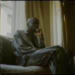 Antonio Dikele Distefano Instagram – prossima settimana per la prima volta nella mia vita andrò in angola. 
ho risolto dei problemi che mi permetteranno di rivedere i miei nonni. vedere la terra dei miei genitori ed essere visto come uno straniero mi farà sorridere. mi fa già in realtà. sono strane le prime volte, più belle quando non lo sai.  in treno per roma a marzo ho sentito spesso persone molto più grandi di me parlare ancora di desideri irrealizzati, di rimpianti e mi sono dato dello stupido perché in ventotto anni ho fatto tante cose e non mi sono mai goduto niente. i soldi non mi hanno reso felice, ma solo più tranquillo mio padre. hanno solo rimandato all’attimo prima di dormire l’ansia. sono strane le mancanze lancinanti di persone che ormai dovrebbero sentirsi appagate. mi dico che devo passare meno tempo al telefono perché tanto non parlo con nessuno. devo tornare a leggere tanto e a pensare al libro nuovo, al film, al nuovo ufficio, la casa che sto per comprare a milano e che non ti piaceva, a tutti i progetti che mi scrivo nelle note. non mi capacito di come le persone cerchino la libertà dove non c’è. di come a volte la cerchi qui, tra gli apprezzamenti ad un post e le visualizzazioni ad una storia. ho detto ai miei amici che voglio diplomarmi e mi hanno detto che non mi servirà. che a metà strada mi tirerò indietro come ho sempre fatto. loro non sanno che dopo che ti ho lasciata ho imparato a pensarci due volte. ma tu mi tratti come l’africa, prendi il meglio di me e poi te ne vai. comunque sono stanco di litigare, stanco di ripetermi che non vale la pena incazzarsi. mi fa piacere che la gente in strada mi chieda della serie, qualcuno urla il mio nome, qualcuno mi stringe la mano dopo una rampa di scale. mio padre sorride quando succede. in quegli attimi penso a quando da bambino mi diceva “ in questo paese devi sempre usare la testa. loro penseranno di conoscerti. che hai il crimine nel dna ma tu dovrai sorprenderli”. sorrido perché tra tutti ho sorpreso anche lui. ho risolto dei problemi che mi permetteranno di andare in angola quest’anno. vedere la terra dei miei genitori ed essere visto come uno straniero mi farà sorridere. mi fa già in realtà.
