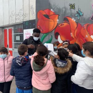 Antonio Dikele Distefano Instagram - stavamo facendo un’intervista ed è passata una classe. i bambini hanno riconosciuto dave e sono corsi verso di lui. “Lui é Zero!” abbiamo un nuovo super eroe.
questo è il motivo per cui lo stiamo facendo. 
@giuseppedaveseke