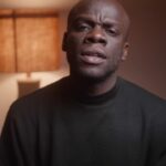 Antonio Dikele Distefano Instagram – Oggi vi volevo raccontare una storia, la mia. 
Io sono nato in italia 29 anni fa, ma non ho la cittadinanza italiana.
Sono nato a Busto Arsizio, ho fatto tutte le scuole qui, sono uno scrittore, scrivo per Rizzoli, ho aperto una società ma sono comunque considerato uno straniero.
Nonostante io sia italiano, secondo la legge non lo sono. 
In tasca porto con me un passaporto angolano e per rimanere qui ho un permesso di soggiorno. 
Da quando sono piccolo tutti i giorni mi sono trovato a dover combattere contro una burocrazia che sembra formata solo da nodi difficili da sciogliere. 
Ci sono anche altri criteri a cui magari uno non pensa: per esempio un cittadino straniero è soggetto in qualsiasi momento alla possibilità di essere espulso. A volte penso a tutti quei ragazzi che non hanno un lavoro e sono ostaggi della bossi fini. 
Ostaggi della retorica e di chi parla di Ius Soli sportivo. 
Come se la cittadinanza fosse qualcosa che mi devo meritare, come se avessi bisogno di vincere un oro olimpico o di salvare un gatto da un albero per potermi sentire italiano  Se nasci in Italia, sei italiano no?  A prescindere se sei un atleta pluri-medagliato o un semplice impiegato. Sono italiano anche se non ho fatto nulla per meritarmelo. Perché ‘’essere italiani’’ non è una cosa che puoi meritarti, o meno.  Perché se io devo meritarmi di essere italiano e un altro invece lo è di diritto, come posso dire che non ci sono disuguaglianze? Come posso dire che il mio paese non è razzista?