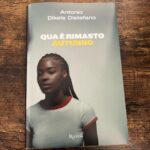 Antonio Dikele Distefano Instagram - Il mio nuovo romanzo parla di assenze, di ritardi e del fatto che il vuoto non è quello che rimane quando qualcuno se ne va, ma quello che non sarebbe colmato anche se tornasse. “Qua è rimasto autunno” dal 25 Ottobre in tutte le librerie italiane. Potete preordinarlo ora su Amazon. Nelle storie vi lascio un link dove potrete leggere il primo capitolo gratuitamente.