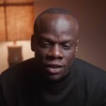Antonio Dikele Distefano Instagram – Oggi vi volevo raccontare una storia, la mia. 
Io sono nato in italia 29 anni fa, ma non ho la cittadinanza italiana.
Sono nato a Busto Arsizio, ho fatto tutte le scuole qui, sono uno scrittore, scrivo per Rizzoli, ho aperto una società ma sono comunque considerato uno straniero.
Nonostante io sia italiano, secondo la legge non lo sono. 
In tasca porto con me un passaporto angolano e per rimanere qui ho un permesso di soggiorno. 
Da quando sono piccolo tutti i giorni mi sono trovato a dover combattere contro una burocrazia che sembra formata solo da nodi difficili da sciogliere. 
Ci sono anche altri criteri a cui magari uno non pensa: per esempio un cittadino straniero è soggetto in qualsiasi momento alla possibilità di essere espulso. A volte penso a tutti quei ragazzi che non hanno un lavoro e sono ostaggi della bossi fini. 
Ostaggi della retorica e di chi parla di Ius Soli sportivo. 
Come se la cittadinanza fosse qualcosa che mi devo meritare, come se avessi bisogno di vincere un oro olimpico o di salvare un gatto da un albero per potermi sentire italiano  Se nasci in Italia, sei italiano no?  A prescindere se sei un atleta pluri-medagliato o un semplice impiegato. Sono italiano anche se non ho fatto nulla per meritarmelo. Perché ‘’essere italiani’’ non è una cosa che puoi meritarti, o meno.  Perché se io devo meritarmi di essere italiano e un altro invece lo è di diritto, come posso dire che non ci sono disuguaglianze? Come posso dire che il mio paese non è razzista?