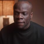Antonio Dikele Distefano Instagram – Non so voi ma io sono stanco di essere forte. 
Stanco di farcela, di far vedere che tutto sommato sono ancora in piedi. 
Sono stanco di quei “come stai?” che non sono pronti a ricevere una risposta sincera. Quando dico come stanno le cose, come mi sento veramente, tutti ribattono con “devi essere forte, “pensa positivo”. Ma cercare di essere positivi non è un compito che si può dare come se fosse sempre realizzabile e per quanto l’ottimismo aiuti, vi posso garantire che non guarisce le persone. 
Sono stanco di farmi scivolare sempre tutto addosso. Stanco di tutti questi “sempre”.
Quando mi sono lasciato, noi poi non ci siamo più sentiti e sono convinto che lei pensi che io non abbia sofferto. 
Io non so rincorrere, non so convincere, ho sempre sofferto in maniera equilibrata. 
Mi sono sempre detto che non si può stare insieme a qualcuno che si ha paura di disturbare. 
In questi anni, nascosto dietro un’armatura fatta di presenze ho imparato a ballare sotto la pioggia, ma ora ho capito che non lo voglio fare tutti i giorni . 
Sono stanco di chi mi lascia i suoi problemi e se ne va senza darmi niente in cambio. 
Stanco di chi riduce i momenti difficili in un’occasione per capire chi è davvero importante nella tua vita.
Come se perdere qualcuno a cui tieni fosse un dono, e non uno schiaffo. 
Sono stanco di essere forte, di dover tenere gli occhi sempre aperti. 
@antoniodikeledistefano