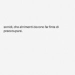 Antonio Dikele Distefano Instagram – Non scrivo da un po’. Un anno quasi. Vorrei non avere paura di dire ciò che ho dentro, perché poi il tempo ruba il tempo per dirlo. Mi siedo davanti al computer e poi il vuoto. Non mi viene nulla e i giorni passano. Mi dicono “Hai tutto il tempo che vuoi” ma io so che non è vero, che anche adesso è troppo tardi. Il titolo c’è già. Manca il resto. Inizio a scrivere e ho paura di bloccarmi. Penso alle cose che mi circondano, al mio editor che non mi capirà, a mia sorella che mi dice sempre che non mi impegno abbastanza, al libro di D’Avenia che è rimasto in alto in classifica per mesi e alle volte in cui ho pensato di meritarlo anch’io quel posto. Mi immaginavo più forte nei momenti difficili e invece niente, il mio viaggio all’interno delle mie mancanze mi porta verso tatuaggi sulla pelle che pensavo di non avere più, verso limiti che sentivo superati e la solitudine che prima era il luogo in cui mi esprimevo meglio è diventato solo uno spazio in cui pensare a chi non c’è e a cosa dovrei fare. Vorrei ritrovare la voglia di lasciarmi alle spalle la nostalgia. Sentirmi solido perché sono stato fragile e non il contrario. Vorrei non sentirmi così insicuro, non ascoltare chi mi consiglia di fare nuove conoscenze per ritrovare l’ispirazione. Ci sono momenti in cui mi scordo i momenti in cui sto bene da solo e in quelle situazioni di indecisione ho paura, e la sera mi ritrovo ad ascoltare chi non va bene per me, solo per avere qualcuno a cui aggrapparmi, qualcuno a cui affidarmi. E quando nessuna mi risponde ai messaggi o è libera per uscire, finisco per mangiare troppo, riempirmi di lavoro per rimpiazzare la mancanza di attenzioni.
Vorrei saper aspettare.