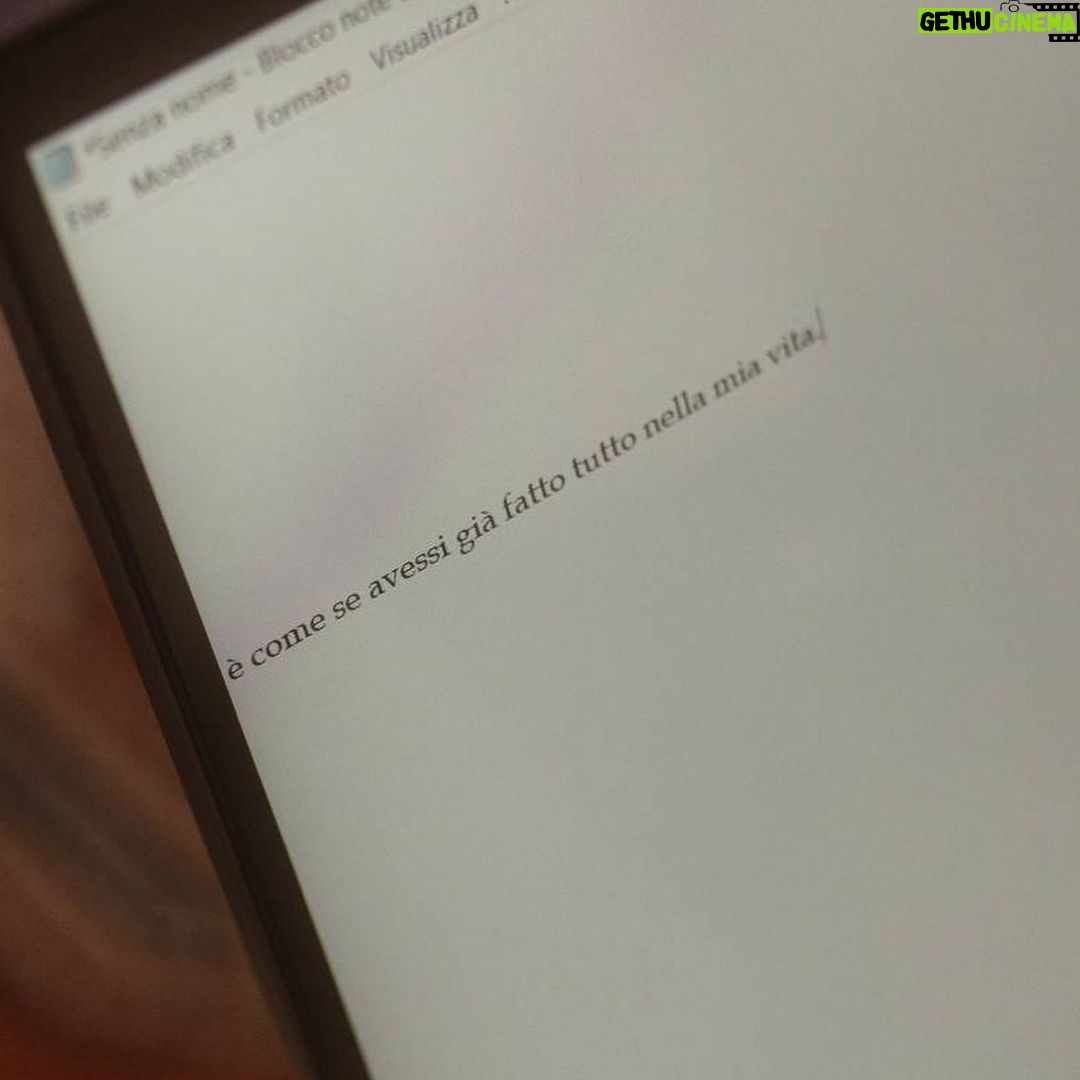 Antonio Dikele Distefano Instagram - ogni estate mi fanno la stessa domanda: perché non vai in vacanza? c’è sempre qualcuno che mi fa questa domanda quando arriva l’estate. mentre tutti i miei amici stanno pensando alle vacanze, io penso che passerò l’estate al computer, nel salotto di casa mia. ogni estate sembra un dejavù, ascolto estate in città di marracash e penso che la città vuota abbia il suo perché. nessuno me lo impone di restare a milano, ma voglio scrivere nuove idee e nuovi progetti. non ho mai sopportato che ad agosto tutta italia si fermi, come se lo avesse ordinato qualcuno. non sono uno stakanovista, non credo nel lavoro a tutti i costi, anche io ho i miei momenti di stacco, tutti ne hanno bisogno e diritto. ma quando anche il riposo è un obbligo non mi riposo, sono fatto così. forse avrei dovuto ascoltarti quando mi chiedevi perché non andassimo a polignano o in un qualsiasi posto dove vanno le altre coppie. quando iniziai a lavorare decisi che, a prescindere da tutto, non sarei mai andato in vacanza a agosto. volevo avere la libertà, piuttosto, di poterlo fare a novembre. di scappare per una settimana e spegnere il cellulare. tu dicevi che solo gli psicopatici vanno al mare a novembre. forse avevi ragione. agosto non è ancora arrivato, ma già ora sto scrivendo moltissimo. sto ore e ore al pc, come quei giorni in cui volevo disperatamente avere il mio spazio. il mio pc è il mio miglior compagno in questi giorni, resiste alle ore infinite di accensione come io resisto all’afa di milano. a settembre so che sarò felice di non essere andato in vacanza. in questo periodo guardo tante serie e tanti film e per fortuna anche su questo il computer non mi abbandona mai. anche quelli sono momenti di lavoro per chi lavora con la propria creatività. alla fine contano i fatti e spero di farne ancora. sto scrivendo di getto, di impulso, con una voglia che non sentivo da tanti mesi. ogni estate do la stessa risposta: a� settembre parleranno i fatti, per questo non andrò in vacanza. #IntelEvo #WorkFromAnywhere #SpotTheDifference #LenovoYoga #adv @lenovoitalia
