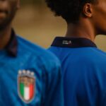 Antonio Dikele Distefano Instagram – ‘’Non esistono neri italiani’’. Me l’hanno detto molte volte, ma mai in faccia e mai con le parole. Me lo hanno detto con il loro corpo, con i loro sguardi, con la loro mimica, con le loro reazioni quando alla domanda ‘’dove sei nato?’’ rispondevo ‘’Busto Arsizio’’.
Lo capisci quando qualcuno pensa che non esistono neri italiani. Ti puoi convincere di essere forte, ma certe cose minano le tue sicurezze, a prescindere dal tuo carattere e dalla tua capacità di fregartene. Da piccolo non riuscivo a tifare l’Italia. ho pensato che io non potevo riconoscermi in quei giocatori, in quella divisa. 
Tutto cambiò con Balotelli. La semifinale e quella incredibile doppietta. Esultai come un folle, una gioia che non si spiega, come se qualcuno mi avesse liberato di un peso. Ma durò poco, mesi. Davanti allo schermo, circondato da colori azzurri, tra le gente  mi domando io chi sono, noi chi siamo. E anche qui sono le emozioni a darmi risposta. Il goal di Locatelli dopo una corsa di 60 metri, quello di sinistro da 20 metri e la mia reazione ad ogni goal. Le emozioni di quel momento mi dicono qualcosa. Parole che per anni non sono stato in grado di decifrare. Mi guardo intorno ed è bello sentire che vogliamo tutti la stessa cosa. Uscirne vincenti. 
Se voglio vincere non devo più lottare affinché gli altri lo accettino, perché non c’è nulla da accettare. Le cose cambiano quando sei tu, in primis, ad accertarti e a definire chi sei e a chiamarti con le giuste parole. Se vogliamo vincere dobbiamo credere alla voce dentro di noi e continuare a sognare. Io per esempio sogno un’Italia che non guardi più al passato, ma che abbia la forza di determinarsi nel presente e nel futuro. Nel futuro dell’Italia spero che i miei nipoti saranno più forti di me. Che a quegli sguardi che dicono che non esistono neri italiani riusciranno ad avere la forza e la lucidità di dire ‘’Non è vero. Io lo sono’’. 
Forza Italia. Andiamo a vincere.
@pumafootball 
#onlyseegreat #adv