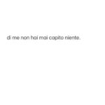 Antonio Dikele Distefano Instagram – tranne rare eccezioni usavi la maglia del milan per dormire. lo facevi perché mi infastidiva. leggevi libri mentre guardavo le partite. mi chiedevi di abbassare il volume, di non urlare, di non prendermela con biglia perché non verticalizzava mai. sorridevo perché non ci capivi niente. mi manchi quando mi nascondo dalle persone per poterle osservare, quando nello scontro con i miei malumori sento la necessità di trovare un centro, qualcuno a cui non devo spiegare le mie cicatrici e che verticalizzi. ho pianto perché di me non hai mai capito niente. ti veniva voglia di scopare e mi facevi un pompino. mi scrivevi di andare in bagno e in quelle cene tra ragazzi bianchi e noiosi dove ti divertivi sparivamo per qualche minuto. mi guardavi fisso negli occhi e io pensavo fossi mia. per poco credevo esistesse un “nostro”, un “noi. chissà quando sono diventato il ragazzo con cui fare tardi prima di uscire con un altro, prima di uscire con quelli che non conoscevo ma che per non so quale ragione preterivi a me. io ero quello dei consigli, dei problemi e delle soluzioni. quello che “tanto aspetta in macchina”. ero la risposta certa prima che cadesse la linea, il cellulare mai occupato. “mi fai entrare?”. tornavi quando ti sentivi sola, una troia, quando avevi bisogno di sentirti amata da qualcuno che ti amava davvero. dopo ogni ”basta” non ho saputo mettere un punto. sono sempre scivolato via, ho sempre avuto l’esigenza di spiegarmi meglio, di ascoltare tutte le tue versioni. io sono fatto così, non ho mai smesso di tornare a casa con le ginocchia sbucciate alla fine del giorno.