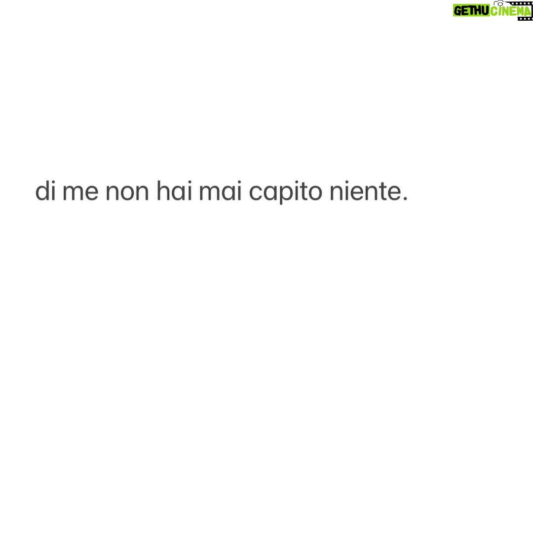 Antonio Dikele Distefano Instagram - tranne rare eccezioni usavi la maglia del milan per dormire. lo facevi perché mi infastidiva. leggevi libri mentre guardavo le partite. mi chiedevi di abbassare il volume, di non urlare, di non prendermela con biglia perché non verticalizzava mai. sorridevo perché non ci capivi niente. mi manchi quando mi nascondo dalle persone per poterle osservare, quando nello scontro con i miei malumori sento la necessità di trovare un centro, qualcuno a cui non devo spiegare le mie cicatrici e che verticalizzi. ho pianto perché di me non hai mai capito niente. ti veniva voglia di scopare e mi facevi un pompino. mi scrivevi di andare in bagno e in quelle cene tra ragazzi bianchi e noiosi dove ti divertivi sparivamo per qualche minuto. mi guardavi fisso negli occhi e io pensavo fossi mia. per poco credevo esistesse un “nostro”, un “noi. chissà quando sono diventato il ragazzo con cui fare tardi prima di uscire con un altro, prima di uscire con quelli che non conoscevo ma che per non so quale ragione preterivi a me. io ero quello dei consigli, dei problemi e delle soluzioni. quello che “tanto aspetta in macchina”. ero la risposta certa prima che cadesse la linea, il cellulare mai occupato. “mi fai entrare?”. tornavi quando ti sentivi sola, una troia, quando avevi bisogno di sentirti amata da qualcuno che ti amava davvero. dopo ogni ”basta” non ho saputo mettere un punto. sono sempre scivolato via, ho sempre avuto l’esigenza di spiegarmi meglio, di ascoltare tutte le tue versioni. io sono fatto così, non ho mai smesso di tornare a casa con le ginocchia sbucciate alla fine del giorno.