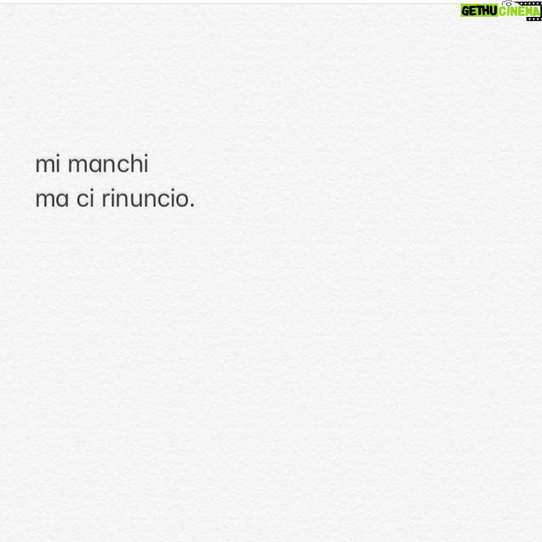 Antonio Dikele Distefano Instagram - mi manchi un po' e non posso fartelo sapere. mi hai fatto tornare a casa sulla mia bicicletta e questa volta eri tu a non volermi abbracciare, mi hai lasciato sul marciapiede come una sedia rotta senza chiamare nessuno per farla portare via. credevo avresti avuto la pazienza di ripararmi col tempo. ho fatto finta di niente e superando le auto parcheggiate ho iniziato a pedalare. ho subito ricordato la sensazione da cui mi ero promesso di non farmi travolgere ancora, la delusione, la stretta al cuore e la volontà di trattenere le lacrime mentre scappavo il più veloce possibile. mi sono sentito in colpa di nuovo, sbagliato per te, per le relazioni. che se finisce sempre tutto prima che possa iniziare é colpa mia e dei miei tempi. ti avevo scritto "e chi mi dice che poi non mi farai stare male?" per giustificare la mia apatia e potermi scusare se ti sentivi respinta. abbiamo parlato due lingue diverse fin da subito ma hai finto di capirmi. magari é colpa tua o soltanto mia. mi ripetevi che io sono egoista e pensavo solamente a dirti quanto per me fosse difficile, rifiutandomi di far andare le cose diversamente. ti odio perché io non ti andavo mai bene e il tuo bisogno di rimproverare l'hai scagliato contro la mia incapacità di sapermi esprimere. allora perché a me un po' manchi? perché le cose che iniziano in modo difficile non possono continuare diversamente?