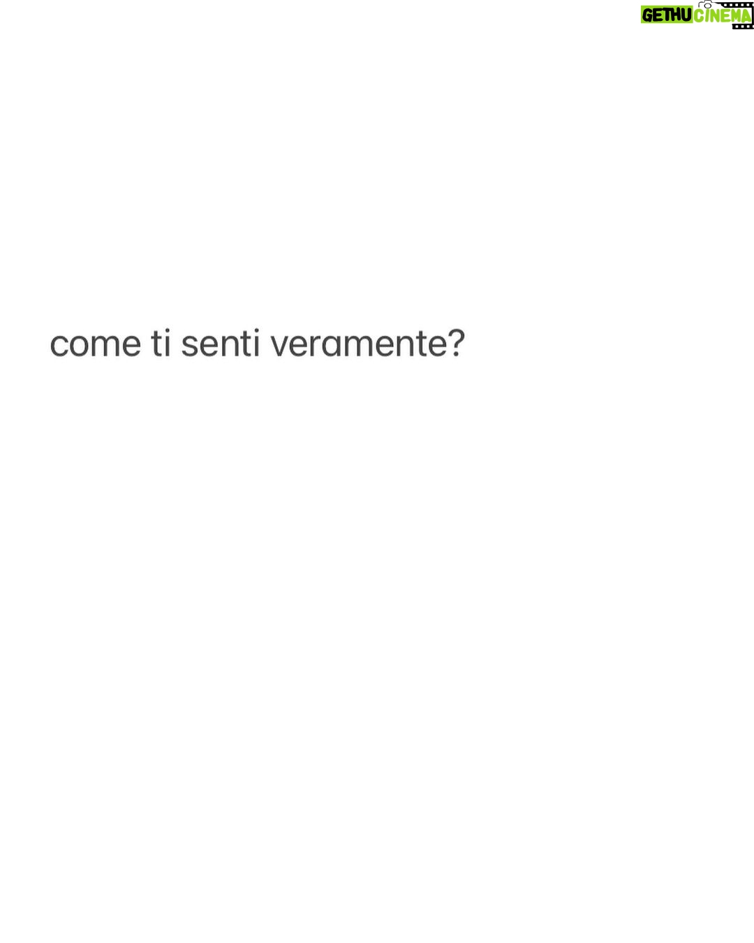 Antonio Dikele Distefano Instagram - le domande che più fanno male sono sempre quelle di cui sai già la risposta. quelle che ti ripeti continuamente, mentre ti parlano, tra la gente, sul naviglio pavese in bici da solo. nell’ultimo anno ho deciso di darmi una possibilità, di fare un passo verso qualcosa ogni volta che sento che nessuno riesca davvero a vedermi. le scrissi “ ti auguro che chiunque ti guardi riesca davvero a vederti “. mi rispose che non era possibile. fermo in piazza napoli quella sera non entrai al ducale. fare un passo, dicevo. quest’anno sto provando a farne tanti, a volte inciampo, altre invece ne faccio due di seguito e mi accorgo solo più tardi. in osteria, verde mi ha detto di fare più esperienze possibili perché il tempo passa e non ti accorgi. un po’ come quando ti innamori. in osteria a parlare di murakami e di piacenza. della mia paura di finire i libri che scrivo. dico a tutti che prima ero diverso. questo è il mio anno del “si”. “l’anno in cui farò tutte quelle cose che prima non facevo e rifiutavo senza nemmeno leggere”. carmine ha sorriso quando gliel’ho detto. nella vita mi hanno salvato sempre le stesse cose: i libri, kanye, il tempo, le volte che mi sono stupito, le cose belle. alla galleria borghese ho fatto un altro passo e ho avuto l’occasione di ammirare la bellissima mostra di damien hirst. grazie @prada per questa bellissima esperienza. le aziende sono fatte di persone, vi voglio bene.