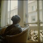 Antonio Dikele Distefano Instagram – prossima settimana per la prima volta nella mia vita andrò in angola. 
ho risolto dei problemi che mi permetteranno di rivedere i miei nonni. vedere la terra dei miei genitori ed essere visto come uno straniero mi farà sorridere. mi fa già in realtà. sono strane le prime volte, più belle quando non lo sai.  in treno per roma a marzo ho sentito spesso persone molto più grandi di me parlare ancora di desideri irrealizzati, di rimpianti e mi sono dato dello stupido perché in ventotto anni ho fatto tante cose e non mi sono mai goduto niente. i soldi non mi hanno reso felice, ma solo più tranquillo mio padre. hanno solo rimandato all’attimo prima di dormire l’ansia. sono strane le mancanze lancinanti di persone che ormai dovrebbero sentirsi appagate. mi dico che devo passare meno tempo al telefono perché tanto non parlo con nessuno. devo tornare a leggere tanto e a pensare al libro nuovo, al film, al nuovo ufficio, la casa che sto per comprare a milano e che non ti piaceva, a tutti i progetti che mi scrivo nelle note. non mi capacito di come le persone cerchino la libertà dove non c’è. di come a volte la cerchi qui, tra gli apprezzamenti ad un post e le visualizzazioni ad una storia. ho detto ai miei amici che voglio diplomarmi e mi hanno detto che non mi servirà. che a metà strada mi tirerò indietro come ho sempre fatto. loro non sanno che dopo che ti ho lasciata ho imparato a pensarci due volte. ma tu mi tratti come l’africa, prendi il meglio di me e poi te ne vai. comunque sono stanco di litigare, stanco di ripetermi che non vale la pena incazzarsi. mi fa piacere che la gente in strada mi chieda della serie, qualcuno urla il mio nome, qualcuno mi stringe la mano dopo una rampa di scale. mio padre sorride quando succede. in quegli attimi penso a quando da bambino mi diceva “ in questo paese devi sempre usare la testa. loro penseranno di conoscerti. che hai il crimine nel dna ma tu dovrai sorprenderli”. sorrido perché tra tutti ho sorpreso anche lui. ho risolto dei problemi che mi permetteranno di andare in angola quest’anno. vedere la terra dei miei genitori ed essere visto come uno straniero mi farà sorridere. mi fa già in realtà.