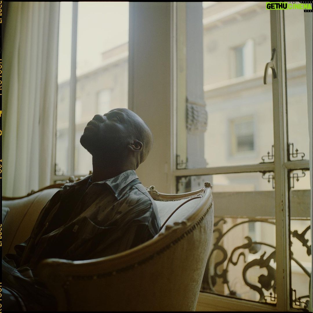 Antonio Dikele Distefano Instagram - prossima settimana per la prima volta nella mia vita andrò in angola. ho risolto dei problemi che mi permetteranno di rivedere i miei nonni. vedere la terra dei miei genitori ed essere visto come uno straniero mi farà sorridere. mi fa già in realtà. sono strane le prime volte, più belle quando non lo sai. in treno per roma a marzo ho sentito spesso persone molto più grandi di me parlare ancora di desideri irrealizzati, di rimpianti e mi sono dato dello stupido perché in ventotto anni ho fatto tante cose e non mi sono mai goduto niente. i soldi non mi hanno reso felice, ma solo più tranquillo mio padre. hanno solo rimandato all’attimo prima di dormire l’ansia. sono strane le mancanze lancinanti di persone che ormai dovrebbero sentirsi appagate. mi dico che devo passare meno tempo al telefono perché tanto non parlo con nessuno. devo tornare a leggere tanto e a pensare al libro nuovo, al film, al nuovo ufficio, la casa che sto per comprare a milano e che non ti piaceva, a tutti i progetti che mi scrivo nelle note. non mi capacito di come le persone cerchino la libertà dove non c'è. di come a volte la cerchi qui, tra gli apprezzamenti ad un post e le visualizzazioni ad una storia. ho detto ai miei amici che voglio diplomarmi e mi hanno detto che non mi servirà. che a metà strada mi tirerò indietro come ho sempre fatto. loro non sanno che dopo che ti ho lasciata ho imparato a pensarci due volte. ma tu mi tratti come l’africa, prendi il meglio di me e poi te ne vai. comunque sono stanco di litigare, stanco di ripetermi che non vale la pena incazzarsi. mi fa piacere che la gente in strada mi chieda della serie, qualcuno urla il mio nome, qualcuno mi stringe la mano dopo una rampa di scale. mio padre sorride quando succede. in quegli attimi penso a quando da bambino mi diceva “ in questo paese devi sempre usare la testa. loro penseranno di conoscerti. che hai il crimine nel dna ma tu dovrai sorprenderli”. sorrido perché tra tutti ho sorpreso anche lui. ho risolto dei problemi che mi permetteranno di andare in angola quest’anno. vedere la terra dei miei genitori ed essere visto come uno straniero mi farà sorridere. mi fa già in realtà.