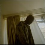 Antonio Dikele Distefano Instagram – prossima settimana per la prima volta nella mia vita andrò in angola. 
ho risolto dei problemi che mi permetteranno di rivedere i miei nonni. vedere la terra dei miei genitori ed essere visto come uno straniero mi farà sorridere. mi fa già in realtà. sono strane le prime volte, più belle quando non lo sai.  in treno per roma a marzo ho sentito spesso persone molto più grandi di me parlare ancora di desideri irrealizzati, di rimpianti e mi sono dato dello stupido perché in ventotto anni ho fatto tante cose e non mi sono mai goduto niente. i soldi non mi hanno reso felice, ma solo più tranquillo mio padre. hanno solo rimandato all’attimo prima di dormire l’ansia. sono strane le mancanze lancinanti di persone che ormai dovrebbero sentirsi appagate. mi dico che devo passare meno tempo al telefono perché tanto non parlo con nessuno. devo tornare a leggere tanto e a pensare al libro nuovo, al film, al nuovo ufficio, la casa che sto per comprare a milano e che non ti piaceva, a tutti i progetti che mi scrivo nelle note. non mi capacito di come le persone cerchino la libertà dove non c’è. di come a volte la cerchi qui, tra gli apprezzamenti ad un post e le visualizzazioni ad una storia. ho detto ai miei amici che voglio diplomarmi e mi hanno detto che non mi servirà. che a metà strada mi tirerò indietro come ho sempre fatto. loro non sanno che dopo che ti ho lasciata ho imparato a pensarci due volte. ma tu mi tratti come l’africa, prendi il meglio di me e poi te ne vai. comunque sono stanco di litigare, stanco di ripetermi che non vale la pena incazzarsi. mi fa piacere che la gente in strada mi chieda della serie, qualcuno urla il mio nome, qualcuno mi stringe la mano dopo una rampa di scale. mio padre sorride quando succede. in quegli attimi penso a quando da bambino mi diceva “ in questo paese devi sempre usare la testa. loro penseranno di conoscerti. che hai il crimine nel dna ma tu dovrai sorprenderli”. sorrido perché tra tutti ho sorpreso anche lui. ho risolto dei problemi che mi permetteranno di andare in angola quest’anno. vedere la terra dei miei genitori ed essere visto come uno straniero mi farà sorridere. mi fa già in realtà.